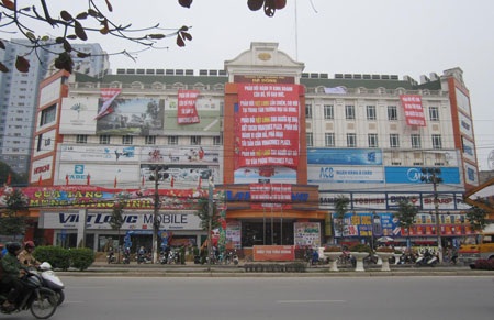 “Chiến sự” leo thang ở trung tâm thương mại Vinaconex Plaza - 2 “Chiến sự” leo thang ở trung tâm thương mại Vinaconex Plaza - 2