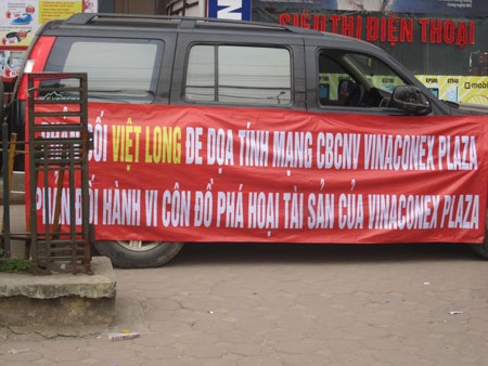 “Chiến sự” leo thang ở trung tâm thương mại Vinaconex Plaza - 5 “Chiến sự” leo thang ở trung tâm thương mại Vinaconex Plaza - 5