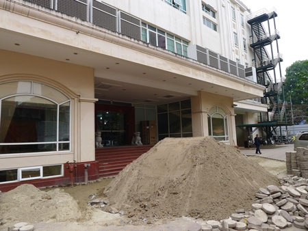 Kinh doanh đình đốn vì chủ tòa nhà “bỗng dưng”... cắt điện, đào hào - 6