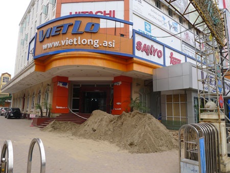 Kinh doanh đình đốn vì chủ tòa nhà “bỗng dưng”... cắt điện, đào hào - 5