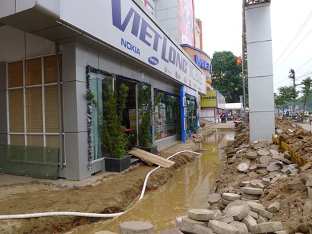 Kinh doanh đình đốn vì chủ tòa nhà “bỗng dưng”... cắt điện, đào hào - 4