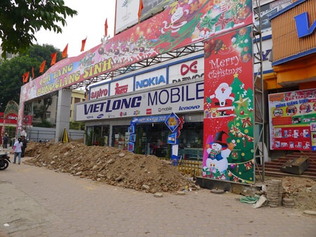 Kinh doanh đình đốn vì chủ tòa nhà “bỗng dưng”... cắt điện, đào hào - 1