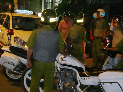 Tài xế taxi và hành khách bị chém dã man trên phố - 1 Tài xế taxi và hành khách bị chém dã man trên phố - 1