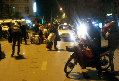 Đắt khách, taxi hóa… xe dù - 1 Đắt khách, taxi hóa… xe dù - 1