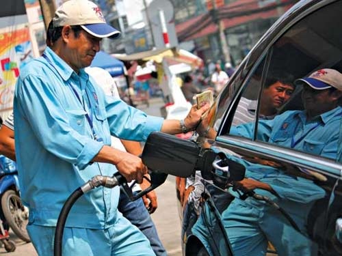 Bộ Tài chính: Giá xăng bán lẻ đang "lỗ" 844 đồng/lít - 1