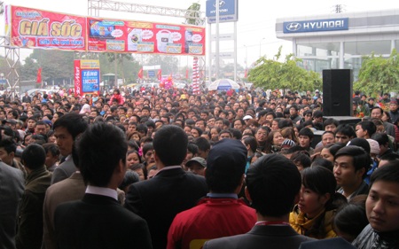 Nhà nhà “tung chiêu”… xả kho, giảm giá - 6