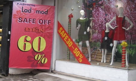 Nhà nhà “tung chiêu”… xả kho, giảm giá - 5