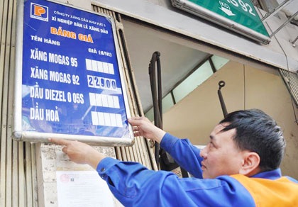 Xăng dầu lên giá: Bóng ma lạm phát trở lại