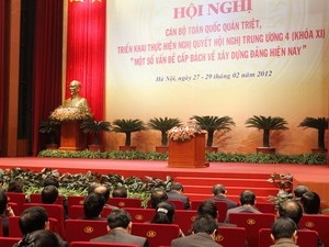 “Tự phê bình phải bắt đầu từ cán bộ lãnh đạo, quản lý” - 1 “Tự phê bình phải bắt đầu từ cán bộ lãnh đạo, quản lý” - 1