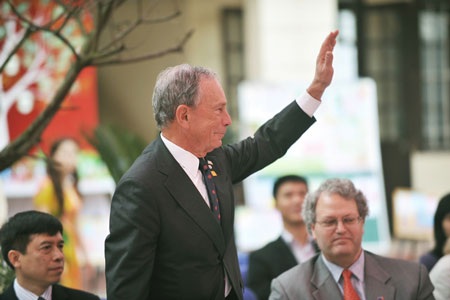 Tỷ phú Bloomberg trong "vòng vây" học trò Hà Nội - 2 Tỷ phú Bloomberg trong vòng vây học trò Hà Nội