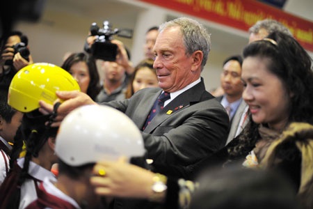 Tỷ phú Bloomberg trong "vòng vây" học trò Hà Nội - 3 Tỷ phú Bloomberg trong vòng vây học trò Hà Nội
