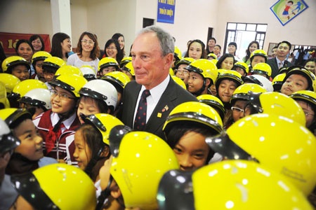 Tỷ phú Bloomberg trong "vòng vây" học trò Hà Nội - 5 Tỷ phú Bloomberg trong vòng vây học trò Hà Nội