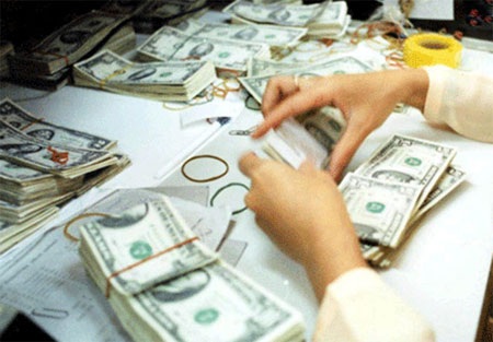 Siết "quota" nắm giữ ngoại tệ tại các ngân hàng - 1 Siết quota nắm giữ ngoại tệ tại các ngân hàng