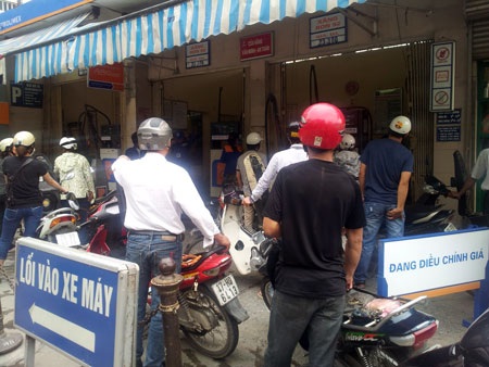 Xăng giảm thêm 600 đồng mỗi lít - 1 Xăng giảm thêm 600 đồng mỗi lít