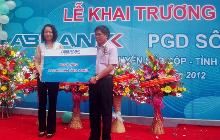 Sốp Cộp: Người dân đã có thể sử dụng dịch vụ Ngân hàng - 2 Sốp Cộp: Người dân đã có thể sử dụng dịch vụ Ngân hàng