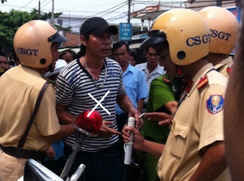 Cảnh sát giao thông lại bị tấn công