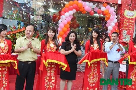 Khai trương cửa hàng thứ 6 của hệ thống siêu thị Mẹ & Bé BiBo Mart tại Hà Nội - 2 Cắt băng khai trương BiBo Mart 84 Phạm Ngọc Thạch