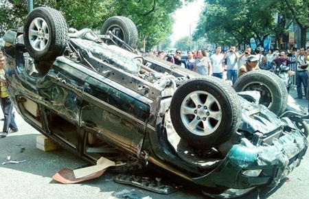 Người biểu tình Trung Quốc đập phá ô tô của Nhật