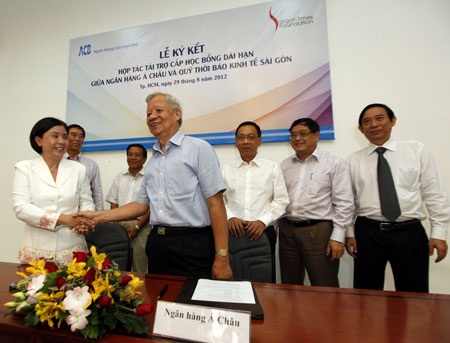 ACB tài trợ học bổng 1 tỷ đồng cho sinh viên vượt khó - 1 Ông Trần Xuân Giá - Chủ tịch HĐQT ACB trong lễ ký tài trợ học bổng cho STF