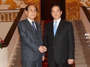 Việt Nam coi trọng phát triển quan hệ hợp tác với Triều Tiên - 1 Thủ tướng hội kiến với ông Kim Yong Nam (Đức Tám/TTXVN)