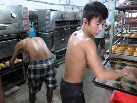 Nhân viên Hồng Hoa Đồng Khánh (TP Hồ Chí Minh) làm việc không bảo hộ lao động.