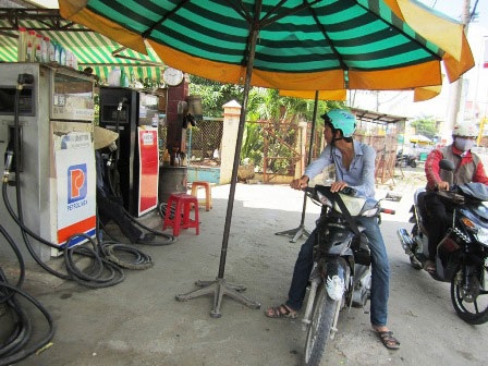 Ngừng bán xăng tràn lan trước giờ tăng giá: Khó xử lý? - 1 Ngừng bán xăng tràn lan trước giờ tăng giá: Khó xử lý?
