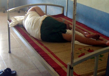 Người chồng đẹp trai bị vợ hắt nước sôi