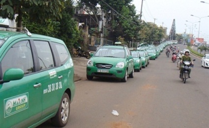 Lái xe taxi Mai Linh xếp hàng dài đình công - 1 Xe Mai Linh xếp hàng dài trên phố Phạm Văn Đồng. Ảnh: L.Đ.Dũng.