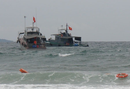 Lực lượng chức năng canh giữ ở khu vực con tàu cổ bị đắm