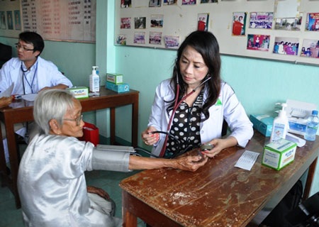 Tòa xin lỗi "Quý bà thành đạt" vì lệnh cấm xuất cảnh - 1 Bác sỹ Trương Thị Tuyết Nga khám bệnh cho bệnh nhân