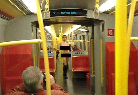 Nữ khách trút bỏ xiêm y, ung dung đi tàu điện - 1 Hành động của cô khiến nhiều hành khách tò mò