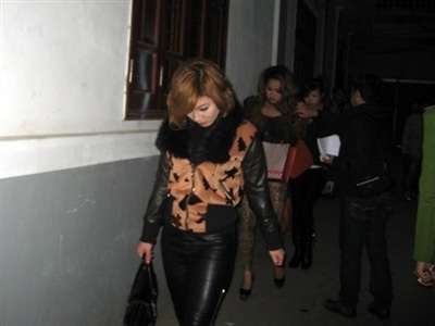 Bốn nữ sinh phê thuốc lắc trong nhà nghỉ - 1 Các chân dài trong một 'động lắc'ở Hà Nội bị Công an đột kích. Ảnh: Tuấn Nguyễn .