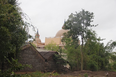 Ông Trầm Bê mất trộm sừng tê giác bạc tỷ, xã nghèo chấn động - 1 Khu dinh thự - nơi mất sừng tê giác của ông Trầm Bê nằm giữa vùng quê nghèo.