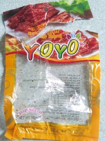 Bim bim nghi có sinh vật lạ không phải là sản phẩm Oishi của Liwayway - 2 Bao bì của sản phẩm nhãn Yoyo ghi sản xuất tại Hoài Đức - Hà Nội