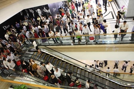 Vingroup khai trương TTTM đẳng cấp bậc nhất Việt Nam - 3 Khách tham quan, mua sắm trong ngày khai trương