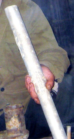 Hợp kim duyara của xác máy bay đã được người dân chế tạo thành điếu hút thuốc lào