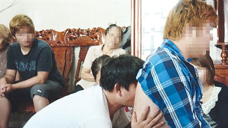 Chữa bệnh bằng nước lã, khói nhang và... bú - 1 Thầy Sơn đang chữa bệnh