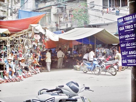 Một góc chợ Trời. Ảnh: H.P