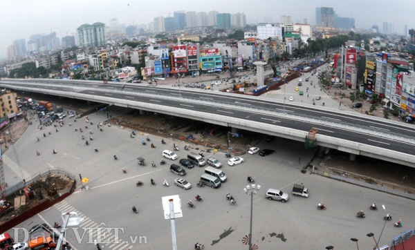 Đường cao tốc trên cao (Ảnh: Dân Việt)