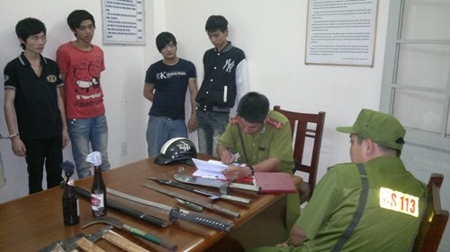 Các đối tượng bị bắt giữ cùng với dao kiếm, mã tấu, bom xăng tại trụ sở công an