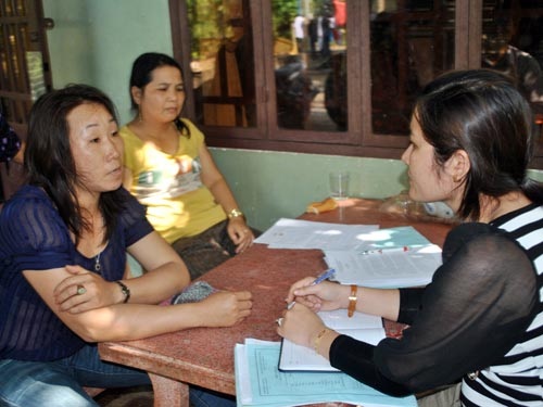 Các phụ huynh phản ánh bức xúc với phóng viên