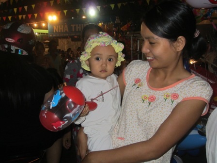 Kinh doanh vỉa hè hốt bạc ngày Trung thu - 2 Dù thời tiết xấu, nhiều phụ huynh vẫn tranh thủ đưa con đi chơi Trung thu. Ảnh TN