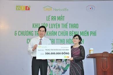 Niềm vui của các em bên sân tập thể thao mới