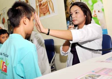 Các bác sĩ là nhà phân phối tiêu biểu của Herbalife đã khám sức khỏe cho các em tại chỗ