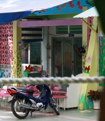 Cửa trường đóng im ỉm