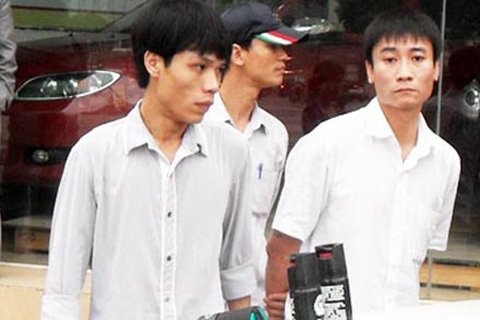 Vũ khí "nóng", "lạnh" bán tràn lan trên mạng - 2 Hai đối tượng sử dụng vũ khí, công cụ hỗ trợ trái phép