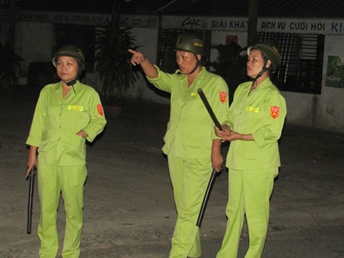 “Tóc dài” chống bạo hành - 1 Các thành viên đội nữ dân phòng cơ động phường Khuê Mỹ tuần tra trong đêm
