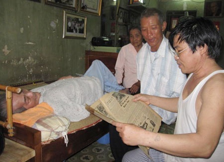 Cuộc gặp gỡ giữa nhà văn Sơn Tùng và “chim cánh cụt” Hoa Xuân Tứ - 1 Vợ chồng Hoa Xuân Tứ thăm và trò chuyện với nhà văn Sơn Tùng về bài báo in năm 1966.