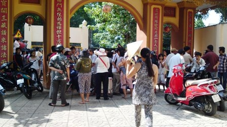 Phụ huynh và người dân lo lắng tập trung trước cổng trường