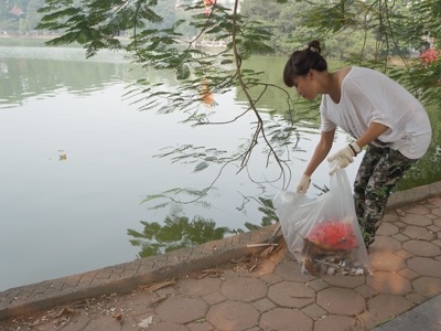 Cặm cụi nhặt rác bên Hồ Gươm - 5 Theo